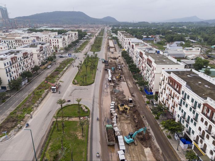 Tại công trường, nhà thầu đã tập kết 15 máy xúc, 50 xe ben chở đất, cát cùng đội ngũ kỹ sư nhằm chạy đua ngày đêm đưa các công trình về đích đúng kế hoạch. Ảnh: Bình Minh