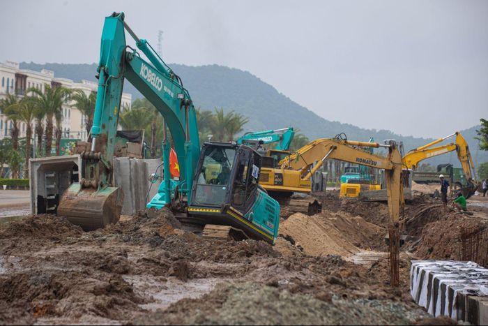 Công nhân, kỹ sư làm việc với tinh thần "vượt nắng, thắng mưa". Ảnh: Bình Minh