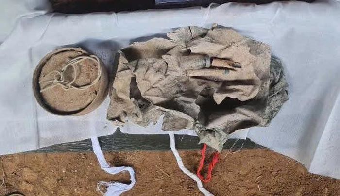 Di vật của liệt sĩ được tìm thấy bên cạnh hài cốt liệt sĩ tại hang đá bản Phôn Khăm, xã Mạ Hả Xay, huyện Mạ Hả Xay (Lào). Ảnh: Võ Linh