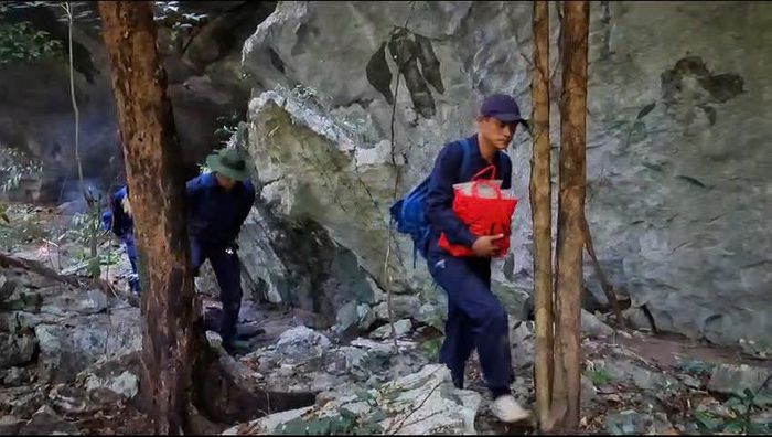 Những ngày này, lực lượng chức năng Bộ chỉ huy Quân sự tỉnh Quảng Trị vẫn tiến sâu vào các hang đá tại Lào tiếp tục tìm kiếm quy tập hài cốt liệt sĩ, quân tình nguyện, chuyên gia hi sinh trên đất Lào. Ảnh: Võ Linh
