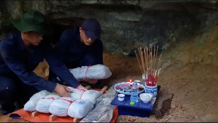 Sau khi được cất bốc, các liệt sĩ được lực lượng chức năng bảo quản, hương khói để đưa các liệt sĩ về nước trong thời gian tới. Ảnh: Võ Linh