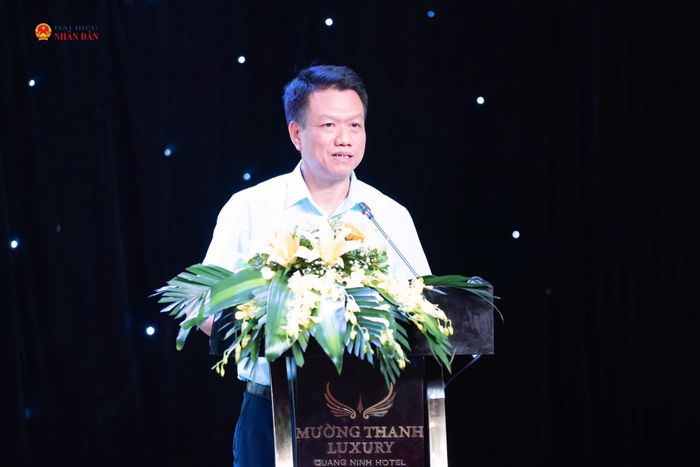 Phó Chủ tịch UBMTTQ Việt Nam thành phố Quảng Ninh Vũ Quang Trực trình bày tham luận