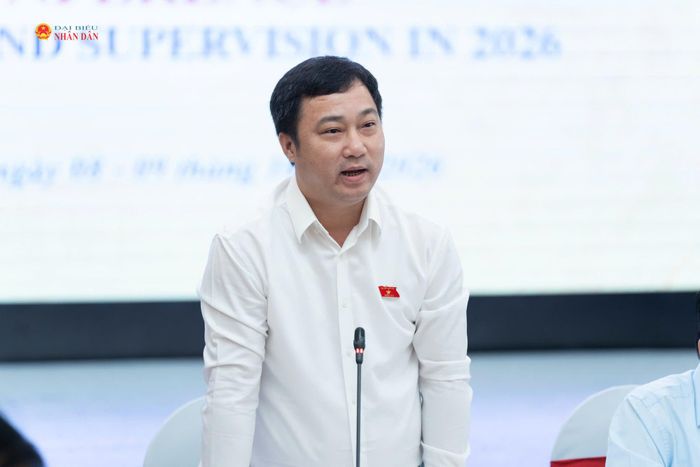 Phó Chủ nhiệm Ủy ban Dân nguyện và Giám sát Cao Mạnh Linh điều hành phiên thảo luận