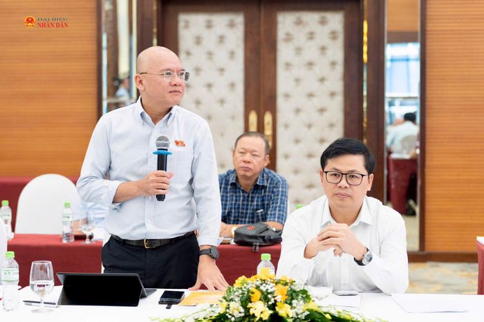 ĐBQH hoạt động chuyên trách tại Ủy ban Công tác đại biểu Bế Trung Anh phát biểu tại phiên họp