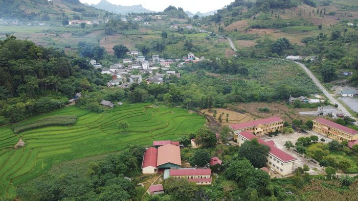 Nhờ sự quan tâm, hỗ trợ từ các Chương trình mục tiêu quốc gia, diện mạo khu vực các xã miền núi của tỉnh Lào Cai ngày càng khởi sắc. Ảnh: Trọng Bảo