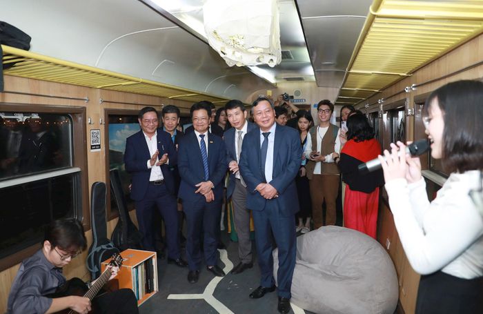 Phó Bí thư Thành ủy Hà Nội Nguyễn Văn Phong cùng các đại biểu thưởng thức nghệ thuật trên chuyến tàu di chuyển từ ga Long Biên đến ga Gia Lâm phục vụ Lễ hội Thiết kế sáng tạo Hà Nội. Ảnh: Q.Thái