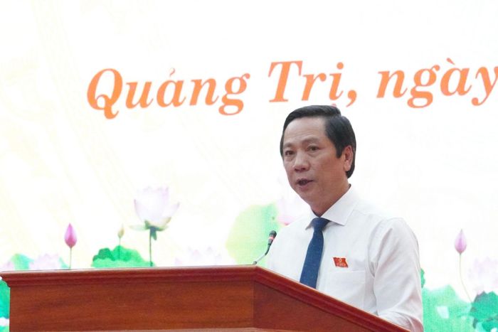 Phó Chủ tịch Thường trực UBND tỉnh Hoàng Nam trình bày các tờ trình tại kỳ họp. Ảnh: Khánh Trinh