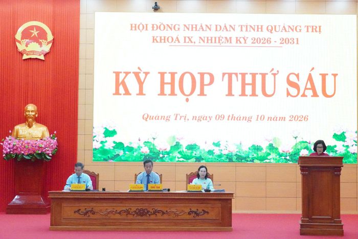 Trưởng ban Văn hóa - Xã hội Nguyễn Thị Mai trình bày báo cáo thẩm tra. Ảnh: Khánh Trinh