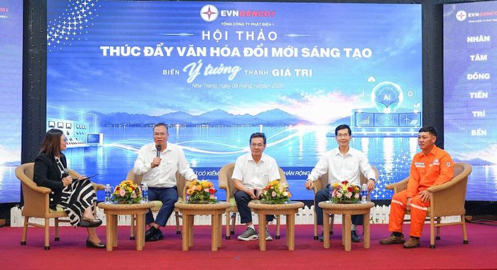 Tổng Giám đốc EVNGENCO1 Lê Hải Đăng trao đổi tại tọa đàm “Điều gì đang cản trở người EVNGENCO1 đổi mới?”, tập trung nhận diện rào cản và giải pháp thúc đẩy đổi mới sáng tạo. Ảnh: EVNGENCO1
