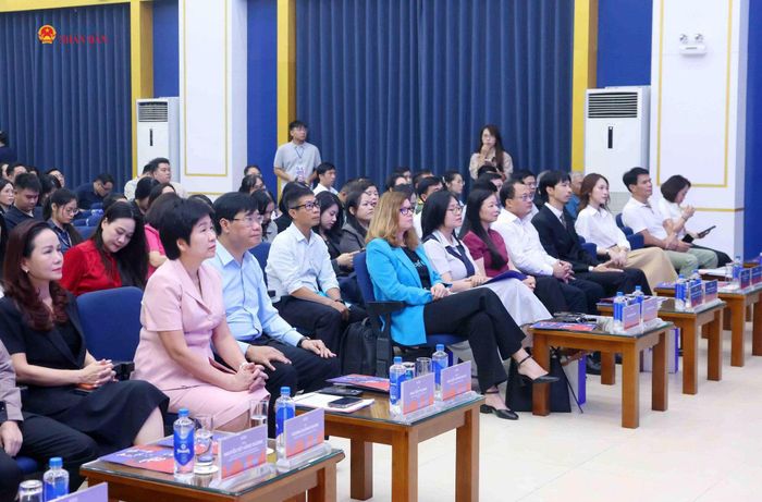 Tham dự chương trình về phía Bộ Công an có Đại tá, TS Nguyễn Hồng Quân - Phó Cục trưởng Cục An ninh mạng; Thượng tá Nguyễn Tiến Cường - Trưởng phòng Cục An ninh mạng, Tổng Thư ký Liên minh Niềm tin số; bà Silvia Danailov - Trưởng Đại diện UNICEF tại Việt Nam; và bà Nguyễn Thị Nga - Phó Cục trưởng Cục Bà mẹ và trẻ em, Bộ Y tế, đại diện Cơ quan của Liên hợp quốc về chống ma túy và tội phạm (UNODC), cùng đông đảo khách quý, đại biểu, các nghệ sĩ và các em học sinh.