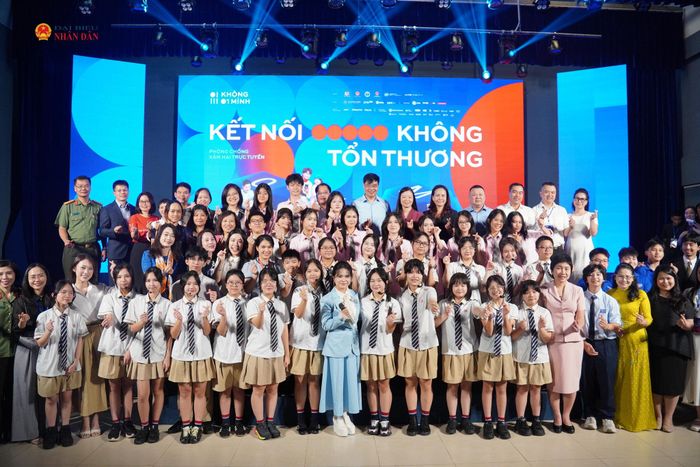 Các đại biểu chụp ảnh lưu niệm tại chương trình.