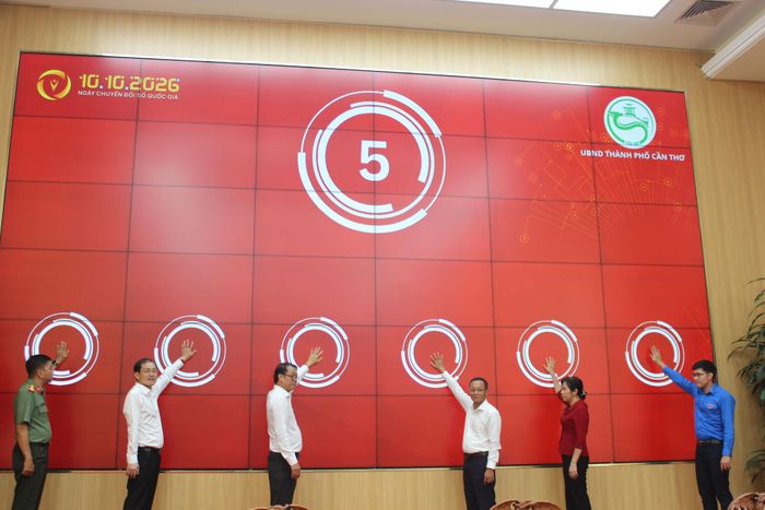 Các đại biểu ấn nút khởi động Chiến dịch “60 ngày ra quân đi từng ngõ, gõ từng nhà, hướng dẫn từng người dân kỹ năng số, sử dụng các dịch vụ số”. Ảnh: Xuân Mai