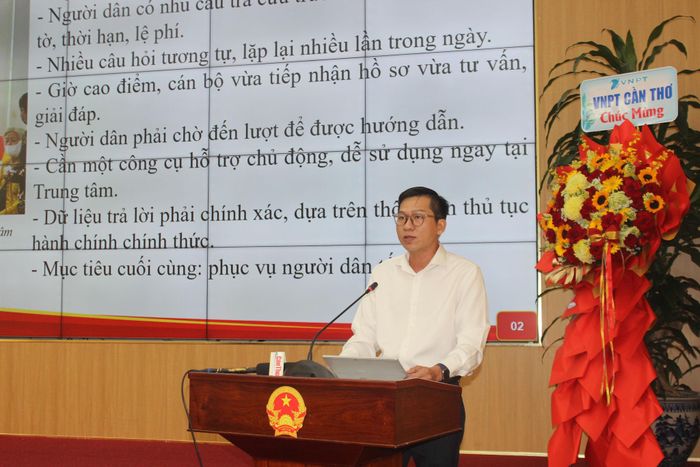 Đại diện Trung tâm Hành chính xã Long Phú chia sẻ kinh nghiệm ứng dụng Chuyển đổi số ở xã, phường. Ảnh: Xuân Mai