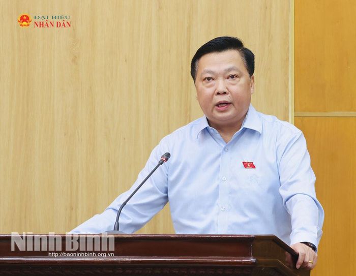 Phó Trưởng Đoàn ĐBQH tỉnh Ninh Bình Phạm Hùng Thắng báo cáo hoạt động của Đoàn ĐBQH tỉnh