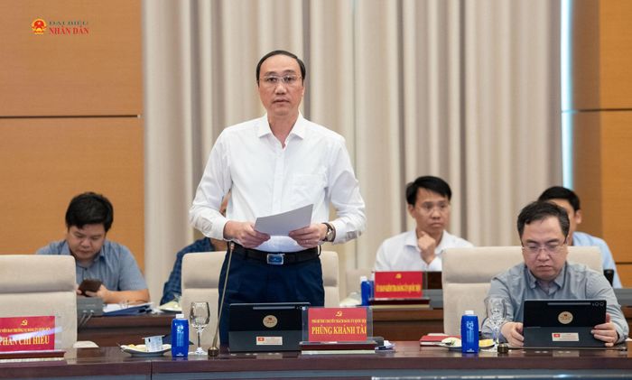 Phó Bí thư chuyên trách Đảng ủy Quốc hội Phùng Khánh Tài phát biểu tại hội nghị
