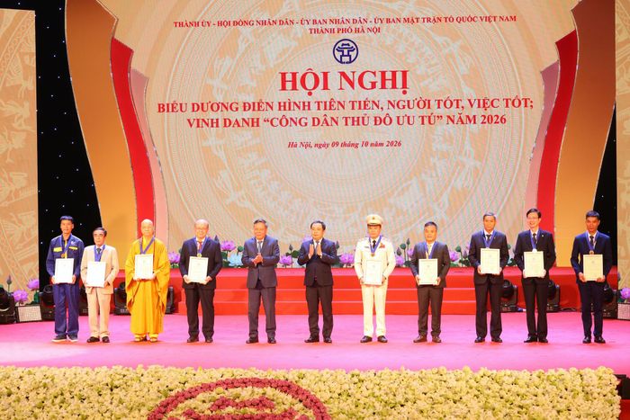 9 cá nhân xuất sắc được Bí thư Thành ủy Hà Nội Trần Đức Thắng và Phó Bí thư Thành ủy Hà Nội Nguyễn Văn Phong trao tặng Danh hiệu “Công dân Thủ đô ưu tú'”.