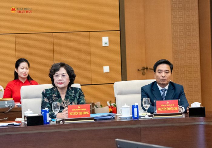 Phó Chủ tịch Quốc hội Nguyễn Thị Hồng và Phó Chủ tịch Quốc hội, Thượng tướng Nguyễn Doãn Anh dự lễ trao tặng