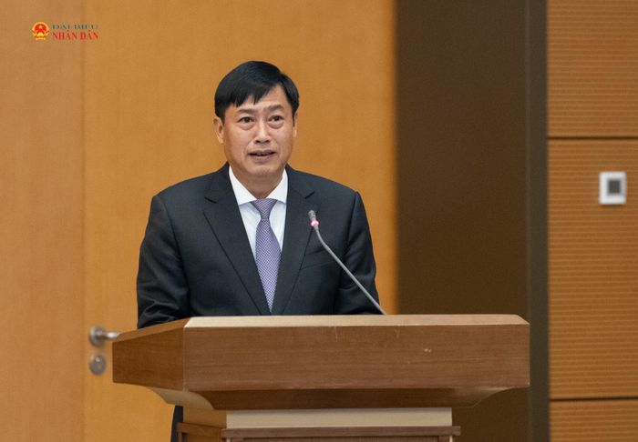 Chủ nhiệm Ủy ban Công tác đại biểu Nguyễn Hữu Đông công bố quyết định trao tặng Huy hiệu 35 năm tuổi Đảng