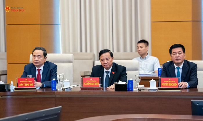 Chủ tịch Quốc hội Trần Thanh Mẫn, Phó Chủ tịch Quốc hội Nguyễn Khắc Định và Phó Chủ tịch Quốc hội Nguyễn Hồng Diên dự lễ trao tặng