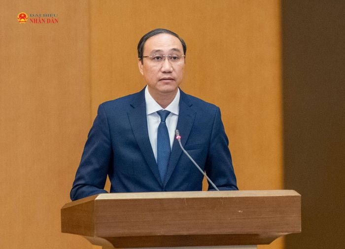 Phó Bí thư chuyên trách Đảng ủy Quốc hội Phùng Khánh Tài phát biểu tại lễ trao tặng Huy hiệu 35 năm tuổi Đảng