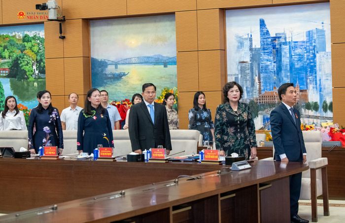 Các đại biểu thực hiện nghi lễ chào cờ