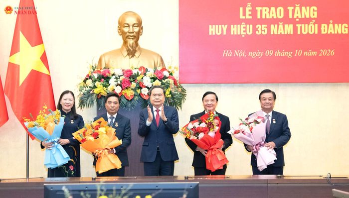 Chủ tịch Quốc hội Trần Thanh Mẫn tặng hoa chúc mừng các đồng chí nhận Huy hiệu 35 năm tuổi Đảng