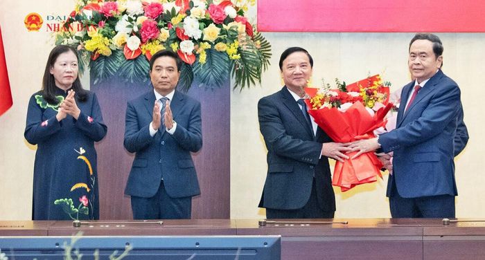Chủ tịch Quốc hội Trần Thanh Mẫn tặng hoa chúc mừng Phó Chủ tịch Quốc hội Nguyễn Khắc Định
