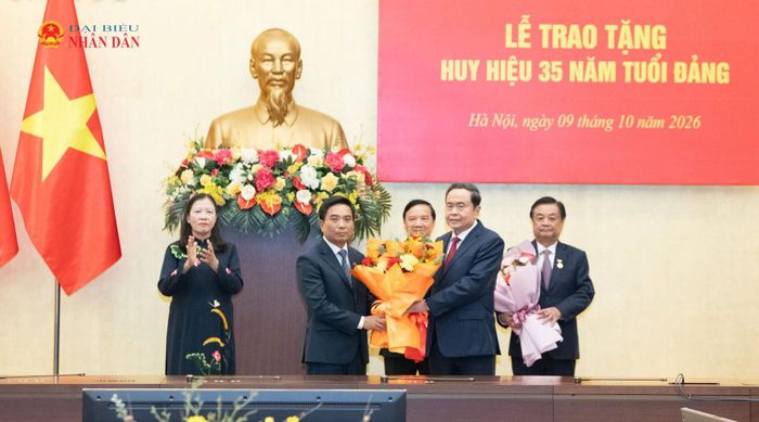 Chủ tịch Quốc hội Trần Thanh Mẫn tặng hoa chúc mừng Phó Chủ tịch Quốc hội, Thượng tướng Nguyễn Doãn Anh