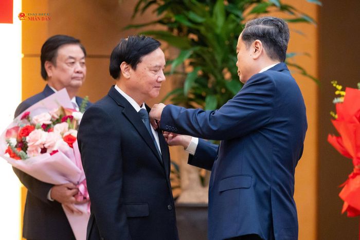 Chủ tịch Quốc hội Trần Thanh Mẫn trao Huy hiệu 35 năm tuổi Đảng tặng Phó Chủ tịch Quốc hội Nguyễn Khắc Định