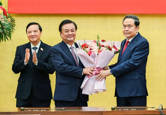 Chủ tịch Quốc hội Trần Thanh Mẫn tặng hoa chúc mừng nguyên Phó Chủ tịch Quốc hội Lê Minh Hoan