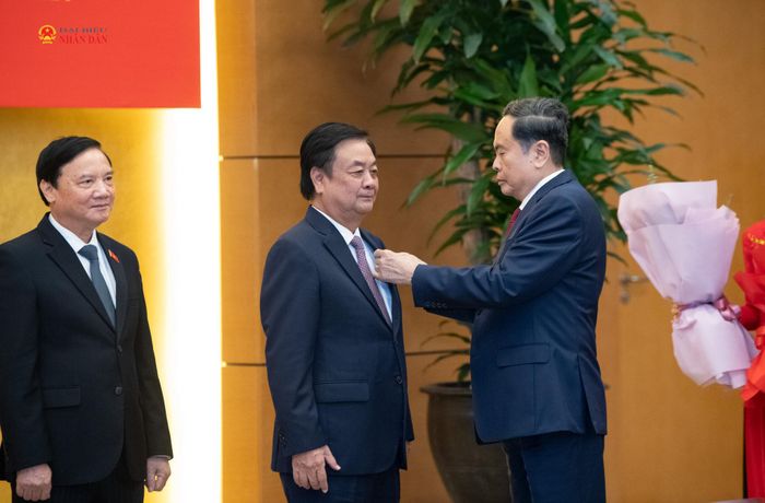 Chủ tịch Quốc hội Trần Thanh Mẫn trao Huy hiệu 35 năm tuổi Đảng tặng nguyên Phó Chủ tịch Quốc hội Lê Minh Hoan