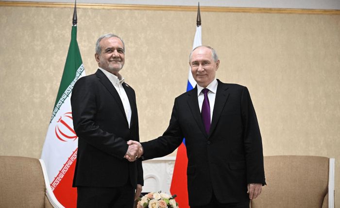 Tổng thống Nga Vladimir Putin và Tổng thống Iran Masoud Pezeshkian gặp nhau tại Turkmenistan. Ảnh: Sergei Bobylev/TASS
