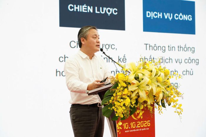 Phó Cục trưởng Cục Chuyển đổi số quốc gia Lê Anh Tuấn giới thiệu những điểm mới của Nghị định số 224/2026/NĐ-CP của Chính phủ, quy định chi tiết một số điều và biện pháp thi hành Luật Chuyển đổi số. Ảnh: Đào Cảnh