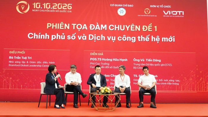 Các đại biểu tham gia phiên tọa đàm thứ nhất với chủ đề “Chính phủ số và dịch vụ công thế hệ mới”. Ảnh: Đào Cảnh