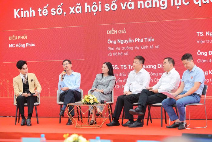 Các đại biểu tham gia phiên tọa đàm thứ hai với chủ đề “Kinh tế số, xã hội số và năng lực quốc gia số”. Ảnh: Đào Cảnh