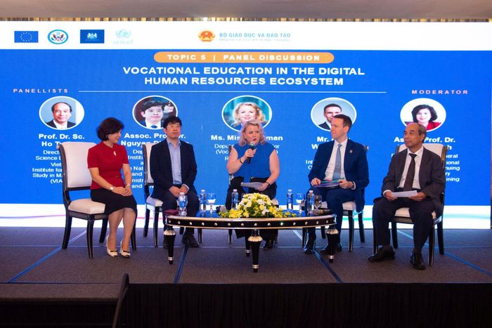 Các đại biểu trao đổi tại phiên thảo luận bàn tròn. Ảnh: Xuân Quý