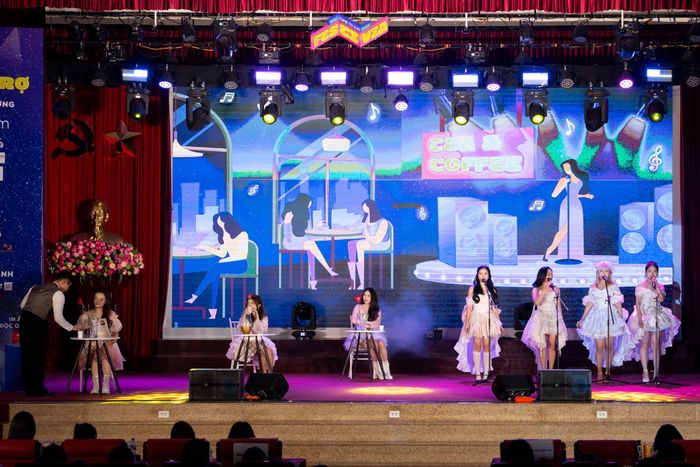 Các câu lạc bộ, đội nhóm sinh viên trường Báo như Dancesport AJC, Tình nguyện Xung kích, Văn nghệ Xung kích khuấy đảo sân khấu bằng những màn trình diễn mang đậm màu sắc tuổi trẻ