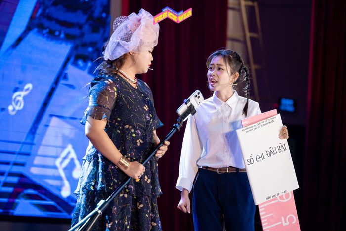 Với slogan “Kịch Báo chí - Xem là hết ý”, vở diễn “Xoay vòng” mang đến những tình huống hài hước cùng nhiều mảng miếng duyên dáng, tạo nên tiếng cười cho khán giả