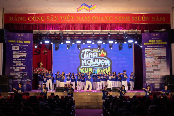 Các câu lạc bộ, đội nhóm sinh viên trường Báo như Dancesport AJC, Tình nguyện Xung kích, Văn nghệ Xung kích khuấy đảo sân khấu bằng những màn trình diễn mang đậm màu sắc tuổi trẻ