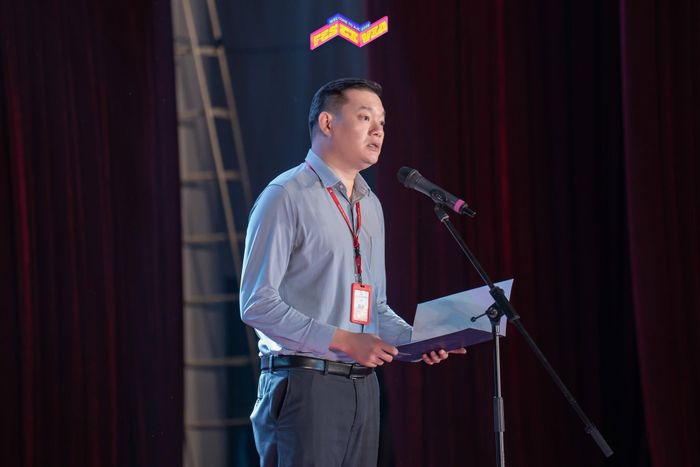 Đại diện Ban Tổ chức - TS. Phan Hoàng Quỳnh nhấn mạnh vai trò của Welcome to AJC 2026 trong việc kết nối, khuyến khích tân sinh viên thể hiện cá tính và rèn luyện kỹ năng
