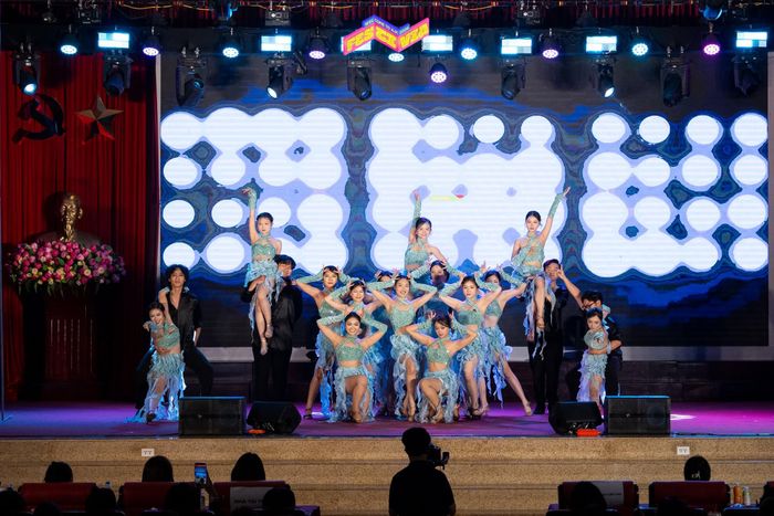 Các câu lạc bộ, đội nhóm sinh viên trường Báo như Dancesport AJC, Tình nguyện Xung kích, Văn nghệ Xung kích khuấy đảo sân khấu bằng những màn trình diễn mang đậm màu sắc tuổi trẻ