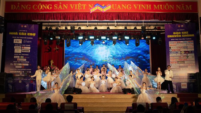 Tiết mục hợp xướng “Rực rỡ” mở màn ấn tượng, hứa hẹn một đêm nhạc bùng nổ cảm xúc