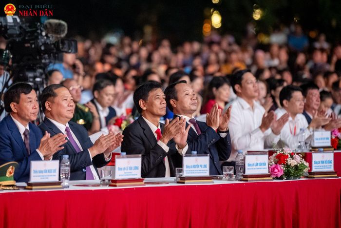 Chủ tịch Hội đồng Dân tộc Lâm Văn Mẫn và các đại biểu tham dự Lễ khai mạc