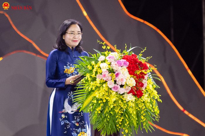 Thứ trưởng Bộ Văn hoá, Thể thao và Du lịch Trịnh Thị Thủy - Trưởng Ban Chỉ đạo Ngày hội Văn hoá dân tộc Mông lần thứ IV phát biểu khai mạc