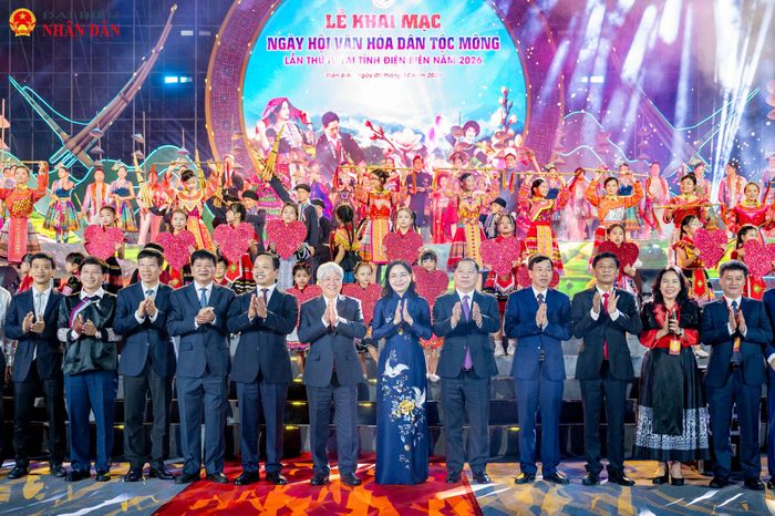 Phó Chủ tịch Thường trực Quốc hội Đỗ Văn Chiến và các đại biểu chụp ảnh lưu niệm