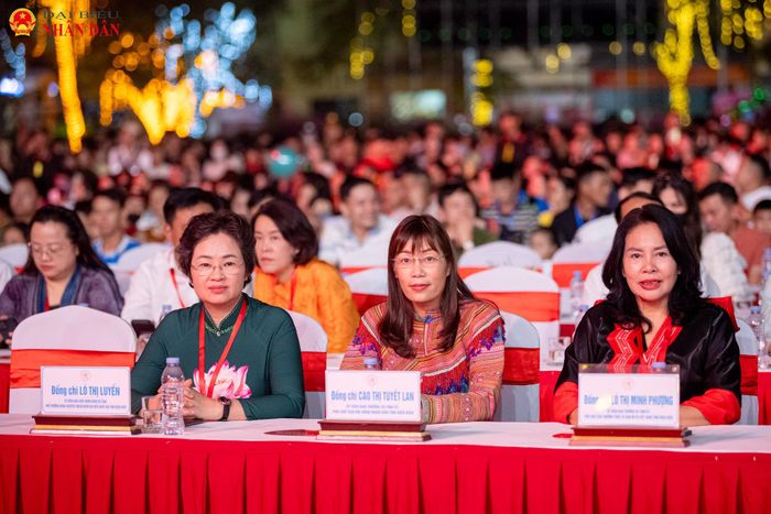 Các đại biểu dự lễ khai mạc