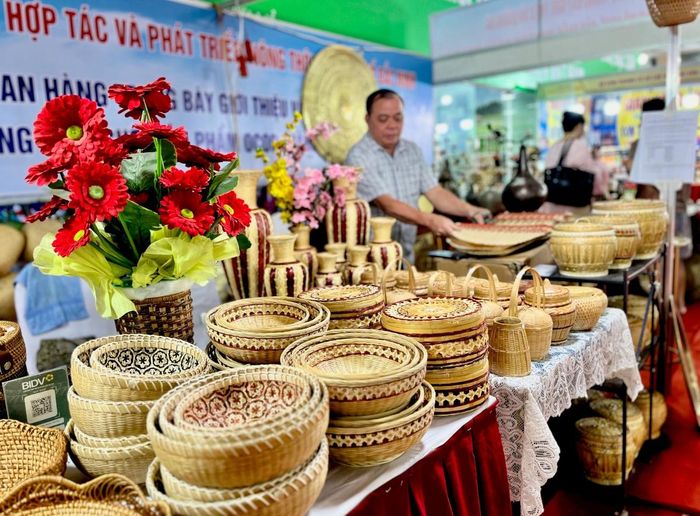 Các sản phẩm thủ công mỹ nghệ truyền thống của các làng nghề tiêu biểu, tham gia hội chợ.