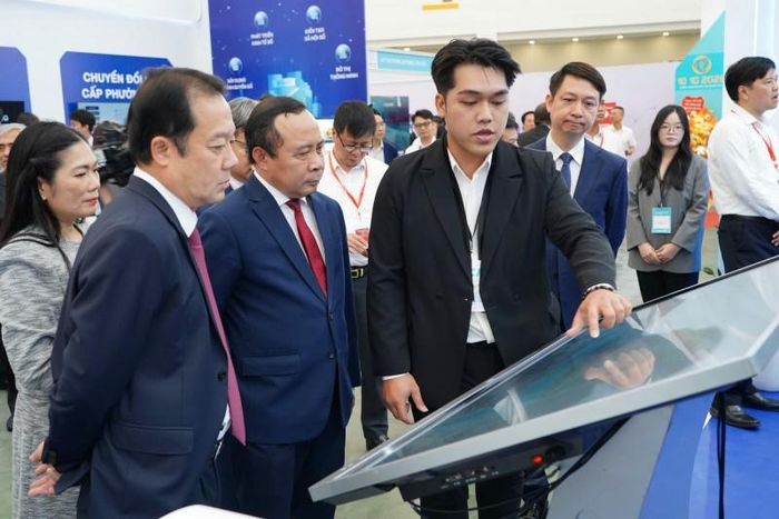 Bộ trưởng Khoa học và Công nghệ Vũ Hải Quân và các đại biểu tham quan không gian triển lãm trong khuôn khổ Ngày Chuyển đổi số quốc gia năm 2026. Ảnh: Bộ Khoa học và Công nghệ.