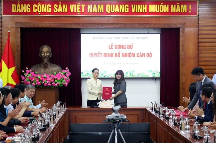 Bộ trưởng Văn hoá, Thể thao và Du lịch Lâm Thị Phương Thanh trao quyết định bổ nhiệm bà Ninh Thị Thu Hương giữ chức Cục trưởng Cục Văn hóa - Thông tin cơ sở và Gia đình. Ảnh: Trần Huấn.