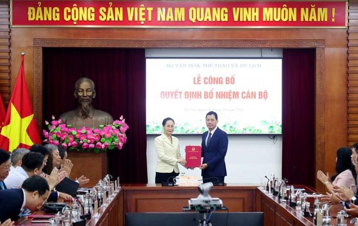 Bộ trưởng Văn hoá, Thể thao và Du lịch Lâm Thị Phương Thanh trao quyết định bổ nhiệm ông Lê Quang Tự Do giữ chức Cục trưởng Cục Báo chí. Ảnh: Trần Huấn.